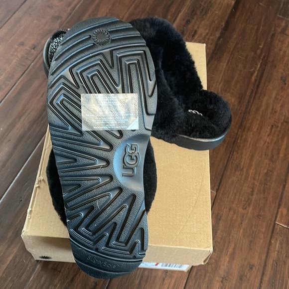 Ugg k cozy 11 gel hearts slipper BNIB Authentic size 6 but fits a size 7US - Picture 4 of 8